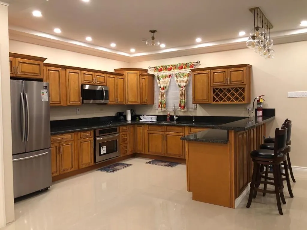 Sundown Crescent Apartments Кингстон